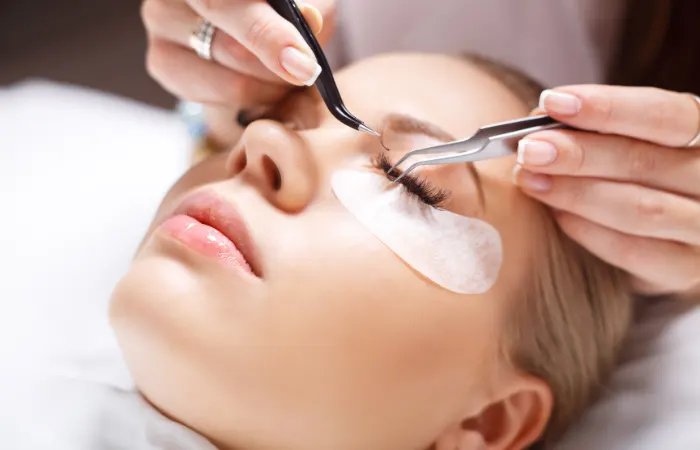 Lashes & Waxing<br />
